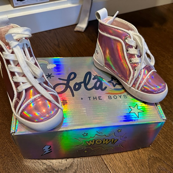 NWOT LOLA + THE BOYS HOLOGRAM IRIDESCENT SNEAKERS PINK - Picture 1 of 5